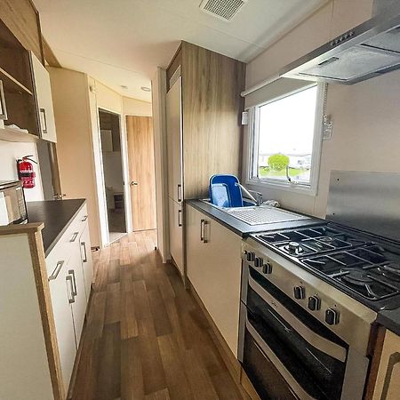Superb 6 Berth Caravan At St Osyth Beach, Near Clacton-On-Sea Ref 28008Mc Exteriör bild