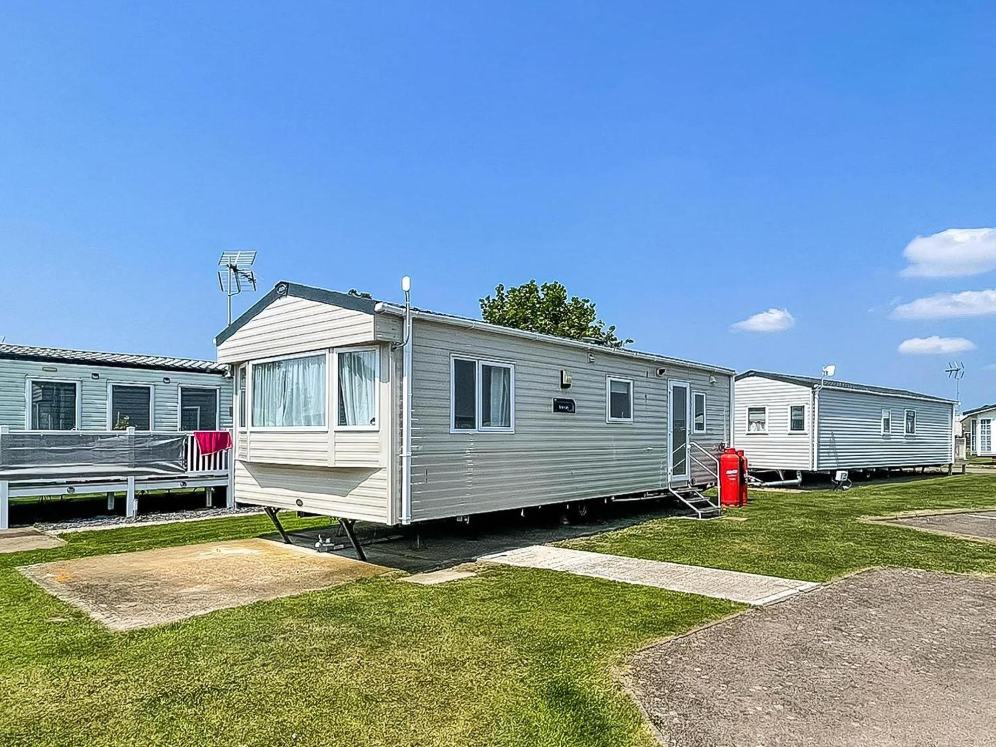 Superb 6 Berth Caravan At St Osyth Beach, Near Clacton-On-Sea Ref 28008Mc Exteriör bild